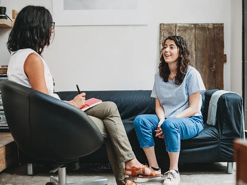 A therapist helping a women with mental health